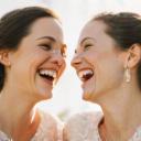 Emma en Julia lachend